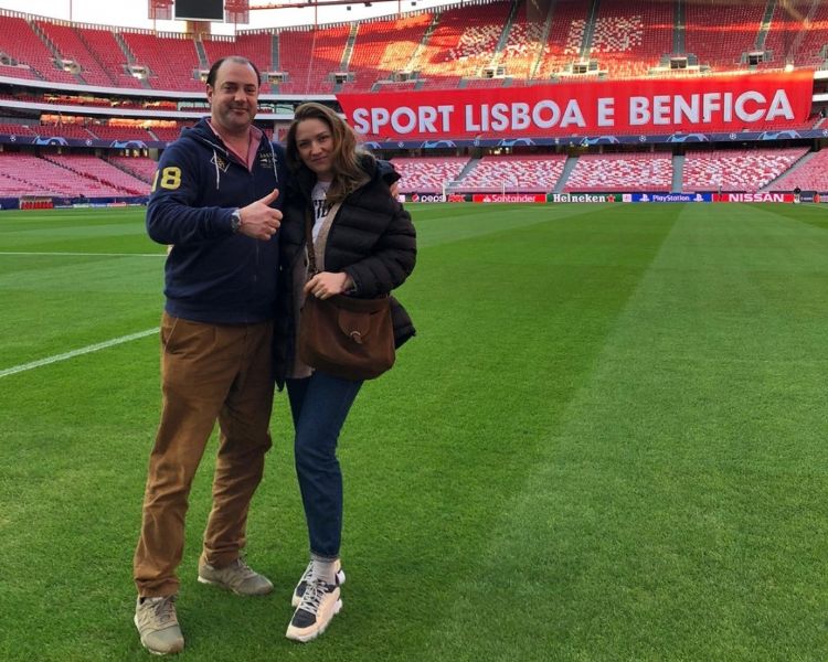 Aanleg Mixto-hybrideveld bij Benfica. Rienks met zijn Russische vrouw, die een juridische achtergrond heeft.