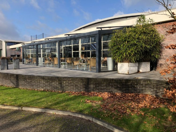 Het clubhuis met terras Het clubhuis met terras