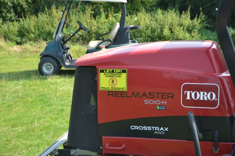 Jonge golfers zijn enthousiast over de gps-maaier, de oude garde iets minder. Jonge golfers zijn enthousiast over de gps-maaier, de oude garde iets minder.