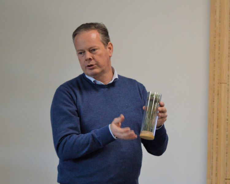 Jan-Willem Kraaijeveld: 'Méér bewerkingen en veel vaker gras bijzaaien bij bewerkingen.' Jan-Willem Kraaijeveld: 'Méér bewerkingen en veel vaker gras bijzaaien bij bewerkingen.'