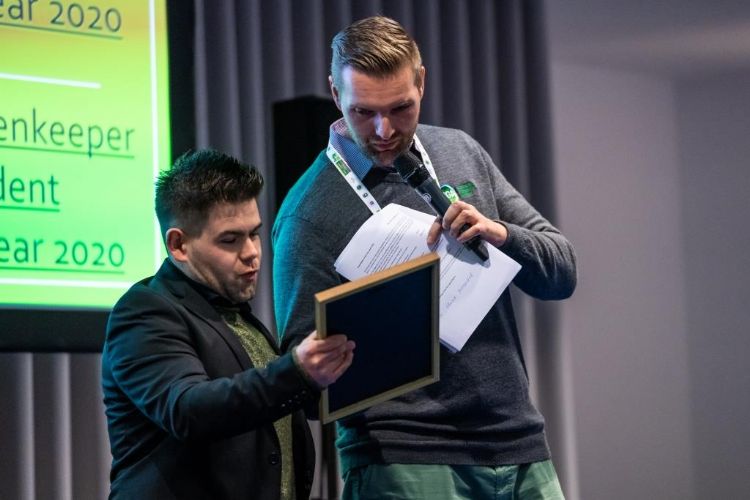 Jannes Landkroon reikt de prijs uit. Jannes Landkroon reikt de prijs uit.