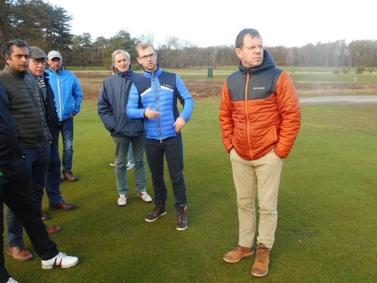 Professioneel golfer Jurrian van der Vaart (tweede van rechts) en architect Frank Pont (rechts)