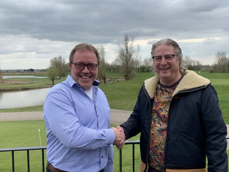 Op de foto links Hans Schaap (HGM) en rechts Bert de Bode (Rhoon Golfcenter)