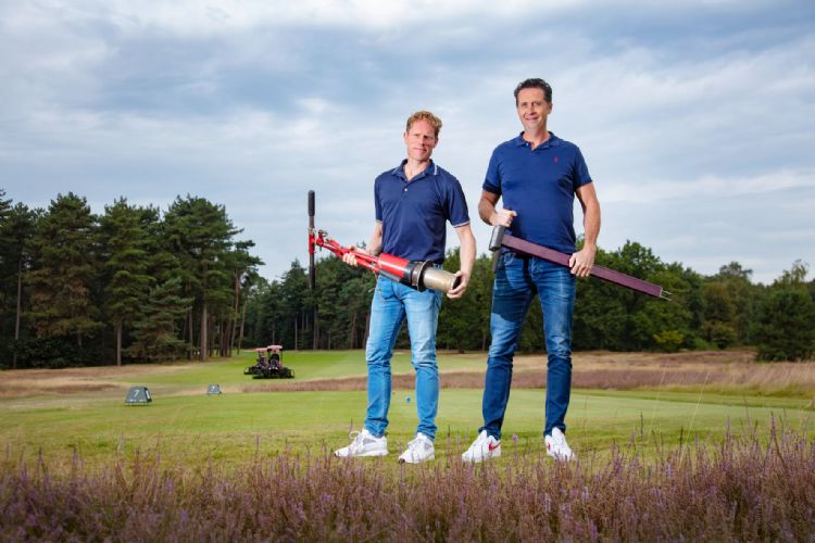 Alexander de Vries (nieuwe projectleider Golf en Sport) naast projectleider Vincent de Vries. Foto: De Ridder.