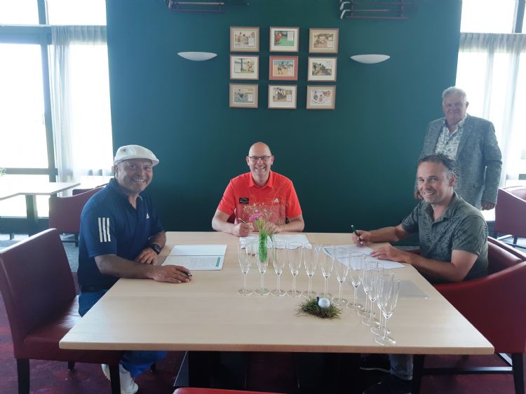 Gustavo Barrios Rivas, Hans Wognum en Johan Oosthoek tekenen het contract. Op de achtergrond Piet Oosthoek.