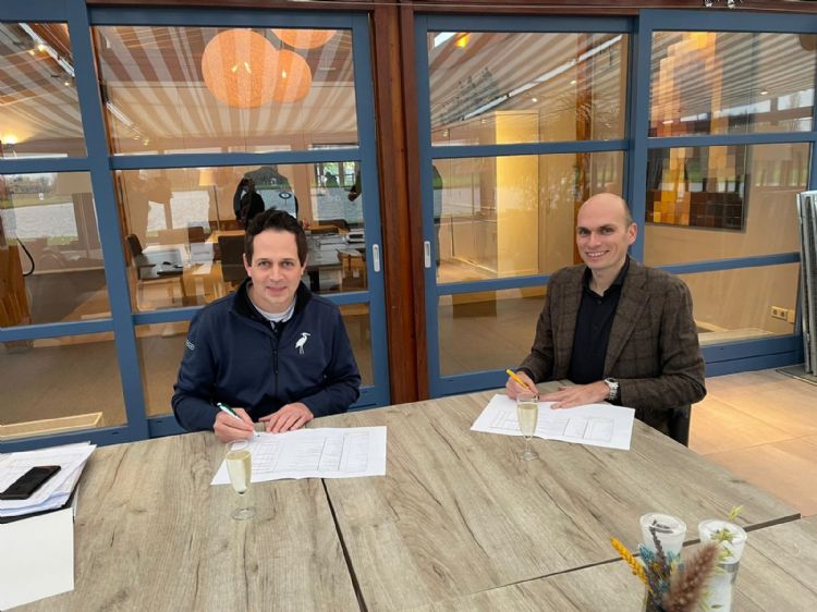 Ondertekenen van het contract door Mart Jan Groenendijk en Piet van der Pols (r) 