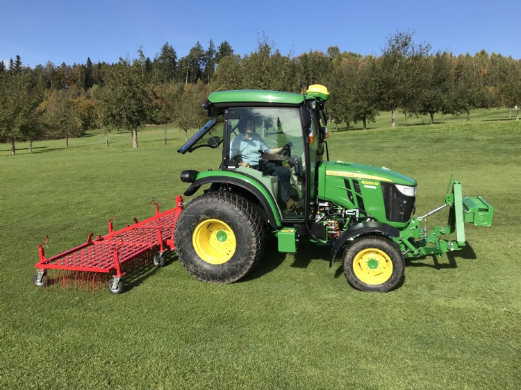 De Spin Rake 300 bestaat uit 3 secties van een meter breed elk, welke de fairway undulaties mooi volgen en het onkruid uit de grasmat trekken.