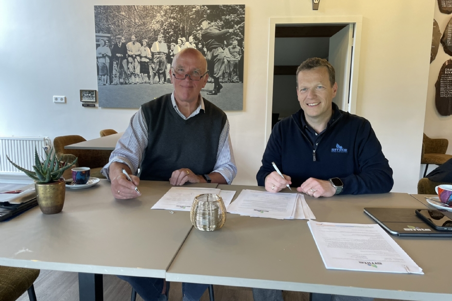 Baancommissaris Luc Pennings van de Veluwse Golf Club en Jan P. Smits, algemeen directeur van Smits BV tekenen de overeenkomst.