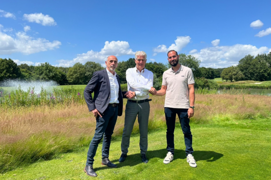 Hans Blaauw van Het Rijk Golfbanen en Pierre en Patrick Janssen van SBA Group schudden de hand na ondertekening van beide contracten