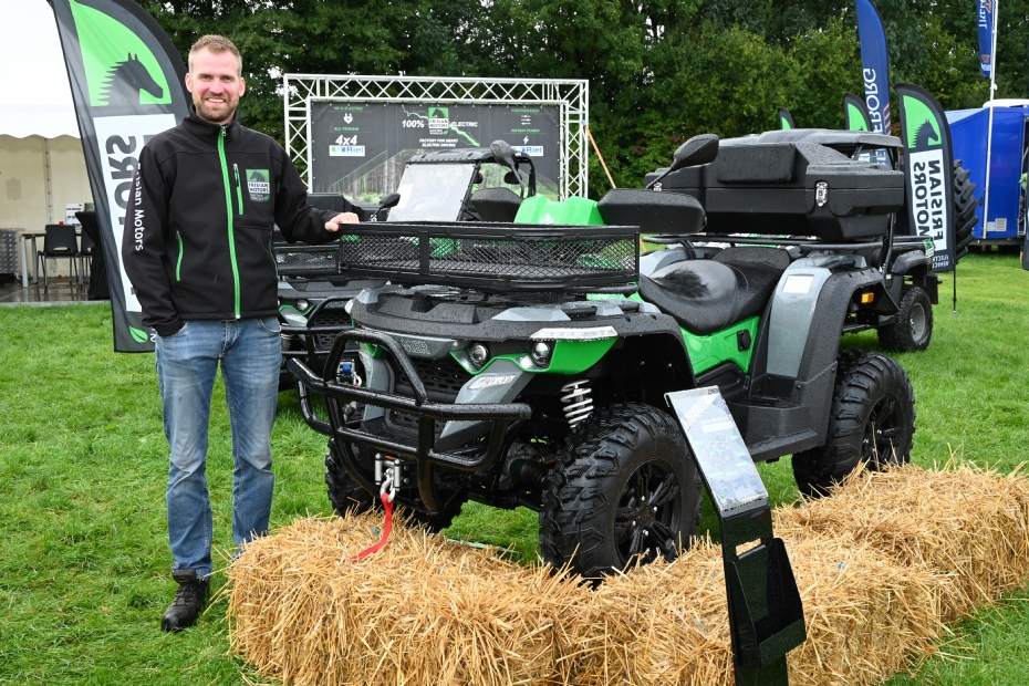 Accountmanager Stefan Stookebrook van Frisian Motors tijdens GroenTechniek Holland 2024 met de gloednieuwe Volmer. 