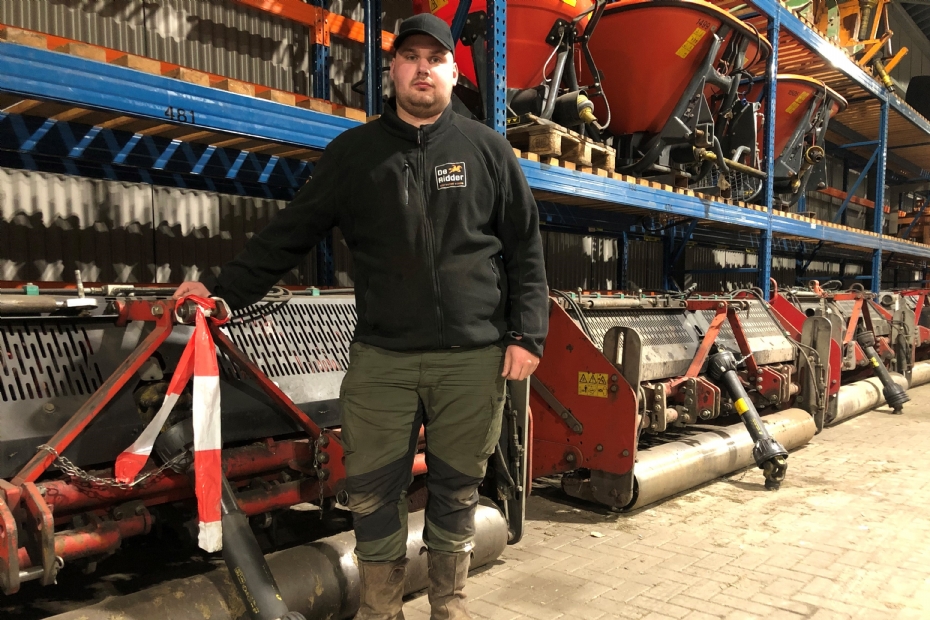 Ronald Rietveld bij de grote Verti-Drains die staan opgeslagen in de loods bij De Ridder.