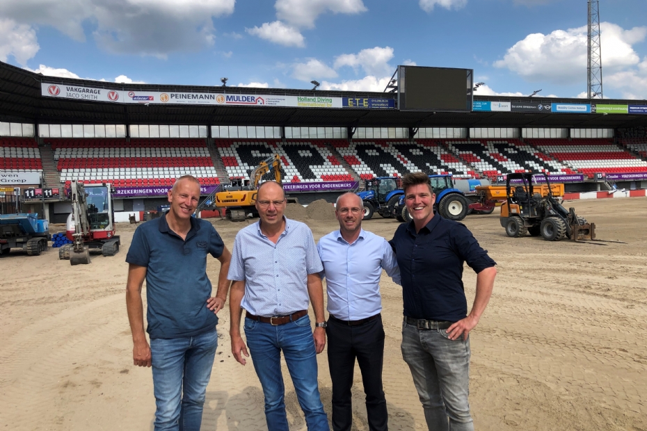 Hans Kok van Grasmeesters, Jan Vrij, directeur van AH Vrij, Sparta-directeur Manfred Laros en Dave Muis, salesmanager Benelux van DrainTalent