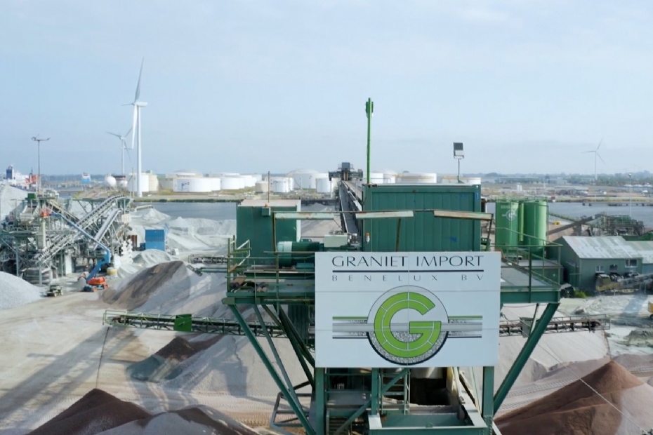 Bestone 0/8 wordt in fijnere fracties gebroken bij Graniet Import Benelux in Amsterdam.