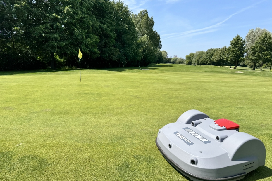 Foto van wat de robot kan, en hoe die eruit ziet bij een golf hole.