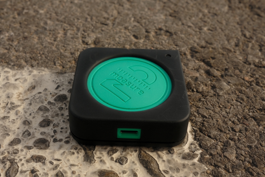 Dit is het feitelijke systeem: een schijfje zo groot als een ijshockeypuck die gekoppeld aan een smartphone