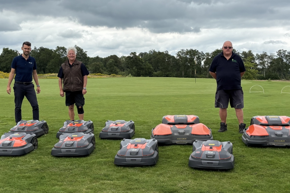 Ron Bakker van Husqvarna (links) met de greenkeepers van de Hildenberg.